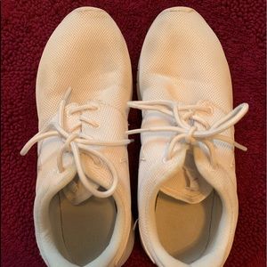 white kids nike roshe